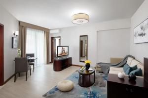 广州广州盛雅服务公寓的客厅配有沙发和桌子