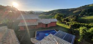 索科罗Ellementares Guest House的享有带游泳池的房屋的空中景致