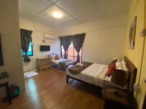 乔治市BoraBora Beach Guesthouse Penang的一间设有床铺和沙发的房间