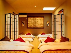 名古屋武士度假屋的一间设有四张床的客房,与