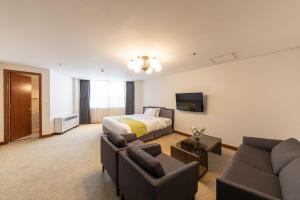 首尔总统酒店的酒店客房,配有床和沙发