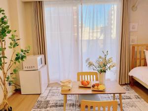 东京Akasaka Residence的客厅配有桌子和微波炉