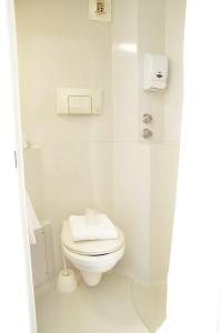 尚布雷莱图尔窄巷之旅床先生酒店的白色的浴室设有卫生间和水槽。