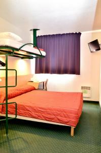 尚布雷莱图尔窄巷之旅床先生酒店的酒店客房,配有两张带红色床单的床