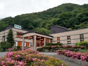 雫石町夜莺日式旅馆的前面有一堆鲜花的建筑