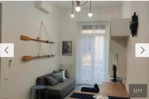 萨莱诺Casa Maria Al Porto的客厅配有沙发和桌子
