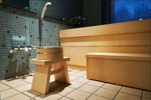 音更町十勝川温泉 三余庵的带淋浴、长凳和水槽的浴室