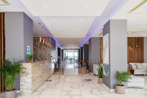 巴利恩Atali Grand Resort的种植了盆栽植物的酒店大厅