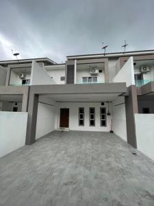 卢穆特No 61 Nazirin Homestay Tmn Indah Raya 2 Manjung Lumut的大型白色房屋,设有大型停车场