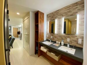 名古屋Villa Monica的一间带水槽和镜子的浴室