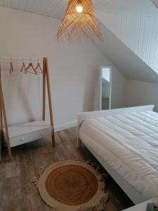 欧赖Esprit Mer classé - Wifi - Centre的白色卧室配有床和椅子