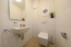 库克斯港Ferienwohnung Quartier HOHE GEEST 12的白色的浴室设有水槽和卫生间。
