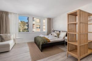 里耶卡Molo Longo - Central Apartments & Rooms的一间卧室设有一张床和一个书架