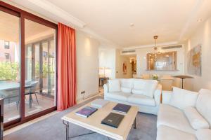 Estepona埃斯特波纳巴伊亚海滩公寓的客厅配有沙发和桌子