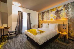 米卢斯Berti Hotel - Mulhouse Centre Gare的配有一张床和一张书桌的酒店客房
