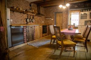 马考巴尔贾Kuća za odmor Mećava的厨房配有桌子和砖墙