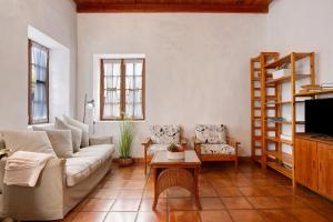巴尔韦尔德Las Guindas的客厅配有沙发和桌子