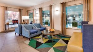 桑迪贝斯特韦斯特沙滩旅店的客厅配有椅子和桌子