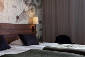 泰比斯堪迪克塔比酒店的酒店客房,配有一张床和两把椅子