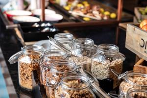 泰比斯堪迪克塔比酒店的一组装满餐桌上的食物的罐子