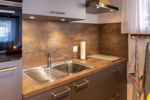 格雷兴studio ROSELINE - smart & modern的厨房配有水槽和台面
