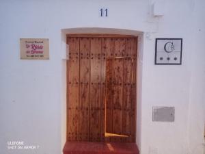 列雷纳Casa rural La Rosa de Llerena的木门在房间的角落