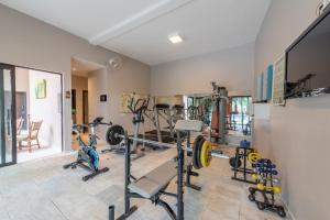 阿尔费纳斯阿尔费纳斯卡拉斯酒店的一间健身房,里面设有数个健身器材