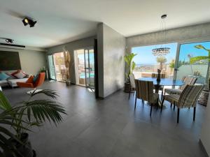 马斯帕洛马斯Luxury Villa Morelli with seaview & heated pool的一间带桌子的客厅和一间餐厅
