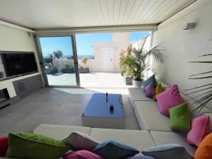 马斯帕洛马斯Luxury Villa Morelli with seaview & heated pool的客厅配有带色彩缤纷枕头的沙发