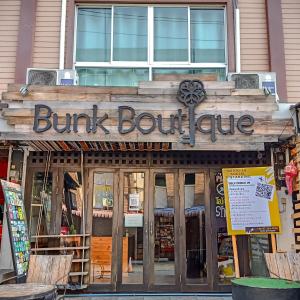 清迈Bunk Boutique的书店,上面有读碰间拉夫的标牌