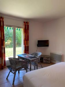 西塞河畔的舒齐拉卡特高尔夫酒店的客房设有桌子、电视和床。