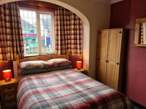 诺丁汉都铎酒店的一间卧室配有一张带两盏灯的床和一扇窗户。