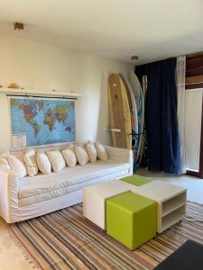 乌鲁奥App Alby KiteVillage的客厅配有白色沙发和冲浪板