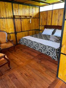 莱瓦镇Glamping en villa的一间卧室,卧室内配有一张床和一把椅子