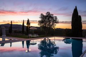基亚恩尼Appartamento in casale con piscina Casa I Pavoni的一座享有日落美景的游泳池