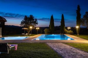 基亚恩尼Appartamento in casale con piscina Casa I Pavoni的夜间在院子里的游泳池