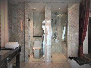清迈Nanta Glam CM Hotel & Residences的带淋浴和卫生间的浴室。