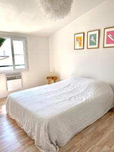 里夫杜海滩COUP DE CŒUR - ILE DE RE - Maison 3 chambres的白色的卧室设有一张大床和一个窗户