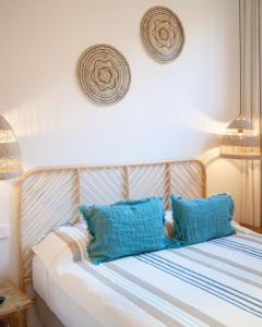 马德里Casa du Soleil的一张带蓝色枕头的床