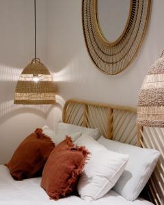马德里Casa du Soleil的一张带两个枕头的床和墙上的镜子