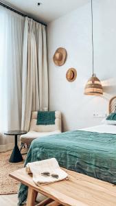 马德里Casa du Soleil的一间卧室配有绿色的床和椅子