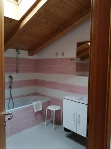 博萨迪法萨Villetta Muncion的带浴缸和凳子的浴室