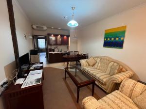 班斯科Luxury Downtown Apartment - Gondola的客厅配有沙发和桌子