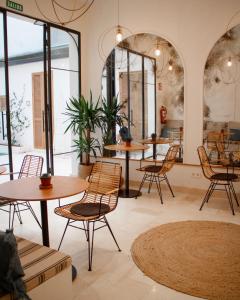 马德里Casa du Soleil的餐厅设有桌椅和大窗户。