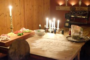 HorndalCharming 6 bedroom House & Horse Farm - Sleeps 12的一张木桌,上面放着蜡烛和食物