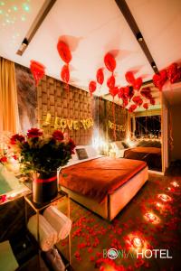 地拉那Hotel Bonsai的一间卧室配有一张红色鲜花和气球床。