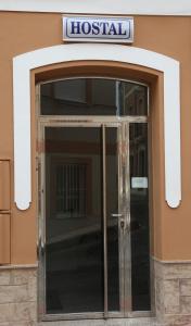 塔韦尔纳斯大道旅馆的玻璃门进入医院