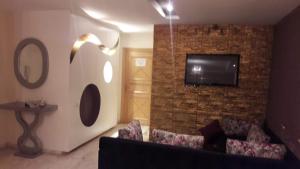 Good appartement near at the aeroport的电视和/或娱乐中心