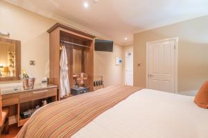 斯图尔特港安克雷奇旅馆的一间卧室配有一张床、一个梳妆台和一个盥洗盆