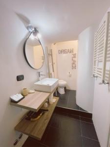 罗马CityLife Rome的一间带水槽和镜子的浴室